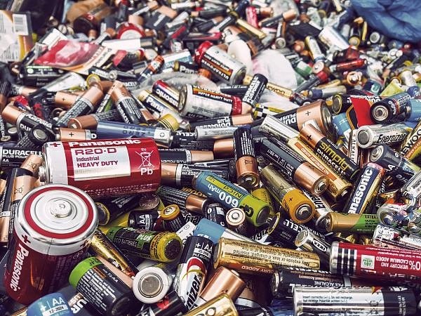 Passive IoT asset tracking showing battery-free real-time location system on industrial equipment.