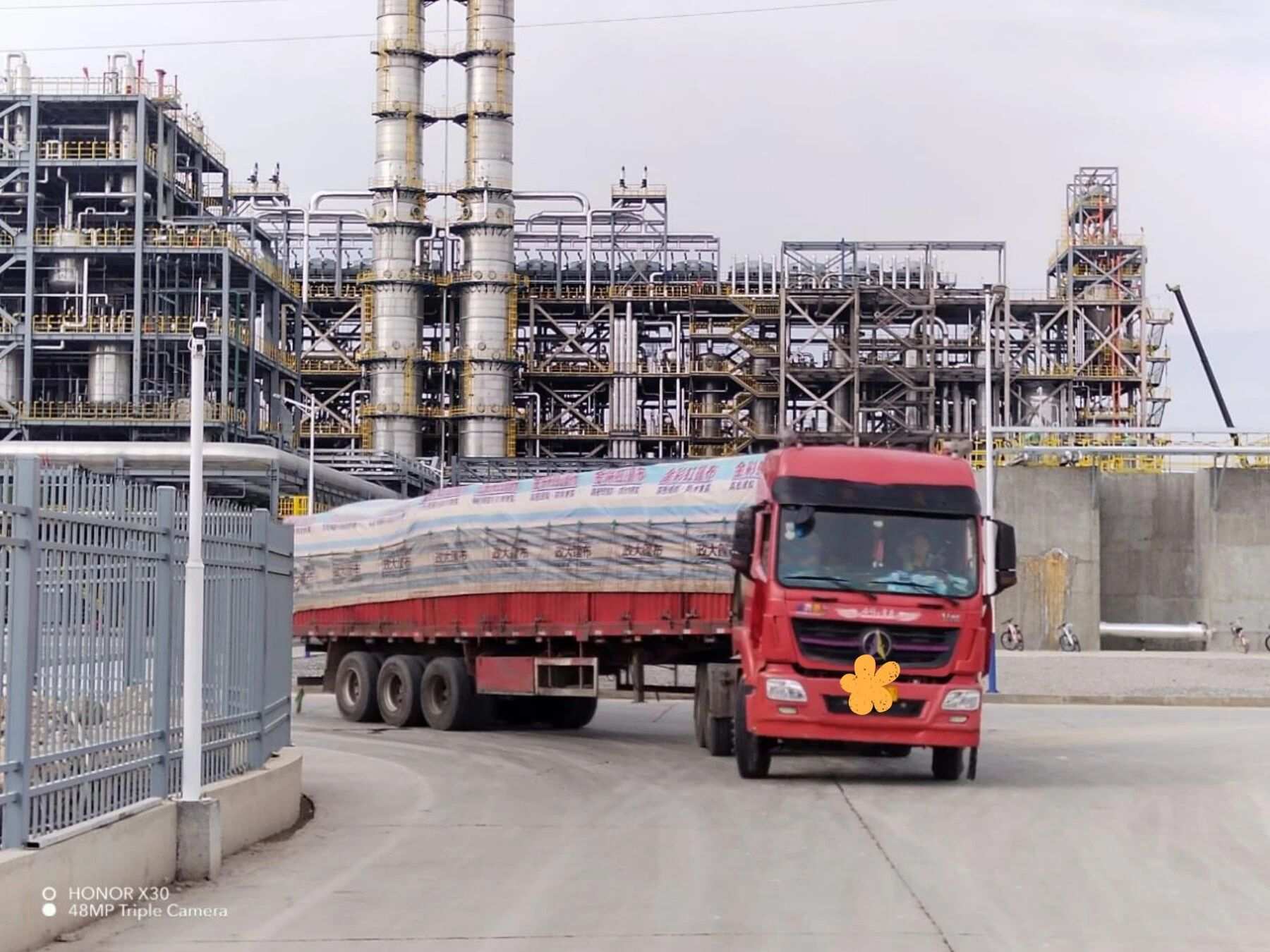 FYJ staff member using an RFID desktop encoder to write data onto non-metal-resistant tags, then attaching each tag to a semiconductor material pallet, ensuring one-item-one-code identity binding before storage.