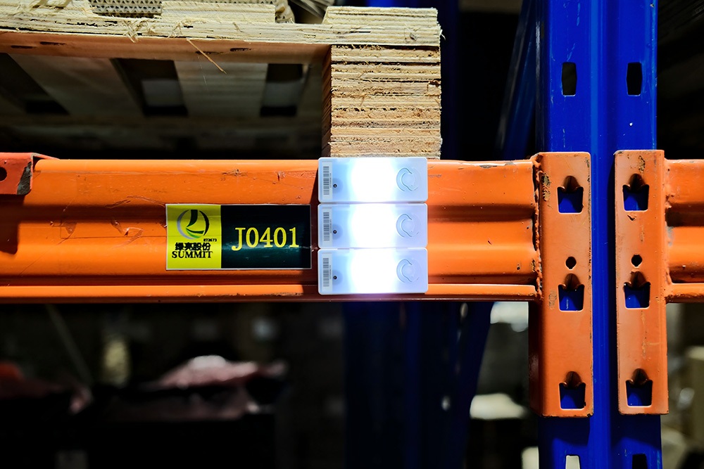 Floor storage logistics, reduce employee dependency, SaaS WMS hardware integration, FYJ solutions. Flat Warehouse Management, Sound and Light Label, Pick-to-Light ROI, Inventory Audit Automation.